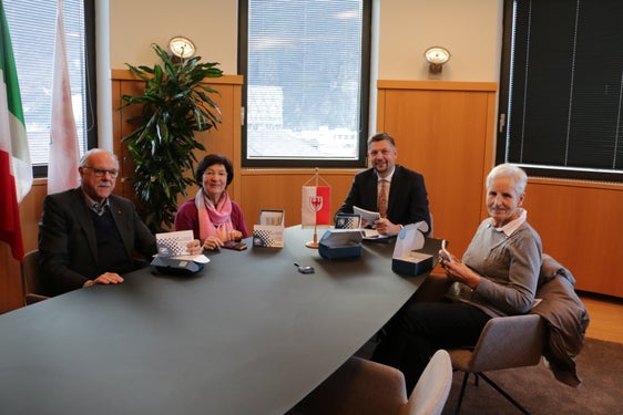 Darüber wie die Öffis von Seniorinnen und Senioren gut genutzt werden können, hat Mobilitätslandesrat Daniel Alfreider  mit den Seniorenvertretern Otto von Dellemann (1.v.l.), Maria Kusstatscher (2.v.l.) und Theresia Agreiter Larcher (1.v.r.) gesprochen. (Foto: LPA/Ingo Dejaco)
