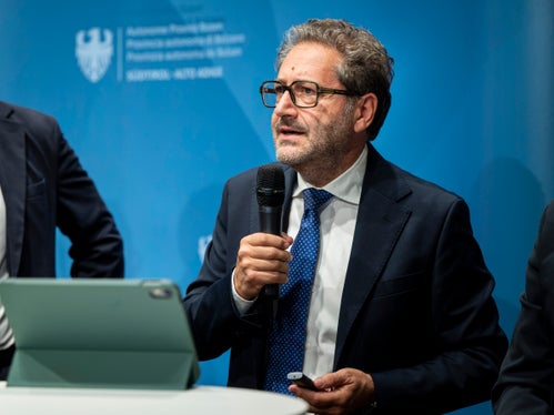 Maurizio Chiusa, Abteilungsdirektor Bahn von SAD, hob hervor, dass Ereignisse höherer Gewalt zunehmend zu Beeinträchtigungen im Bahnbetrieb führen. Umso wichtiger sei es, alle Möglichkeiten zu nutzen, um die Auswirkungen auf die Fahrgäste möglichst gering zu halten. (Foto: LPA/Fabio Brucculeri)