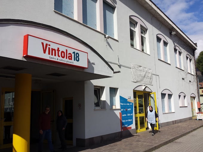 Das Jugendzentrum Vintola 18 ist in die Jahre gekommen und muss erneuert werden. Am Montag fand ein Lokalaugenschein im Gebäude statt. (Foto: LPA)