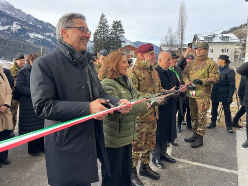 Mit dem Banddurchschneiden wurden die sanierten Räume der Cantore-Kaserne in Innichen offiziell eröffnet. Erster von links Landeshauptmann Kompatscher, neben ihm Staatssekretärin Rauti. (Foto: Verteidigungsministerium)