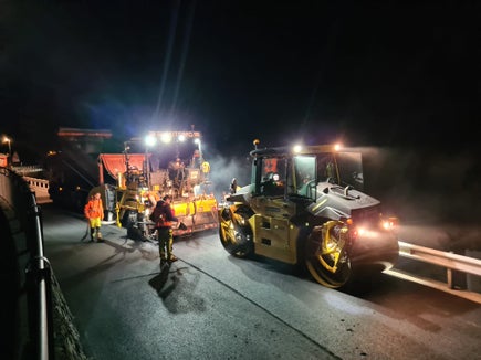 I lëures per asfalté la streda de Gherdëina nchin sun Jëuf de Frea scumëncia ai 5 de mei: la finamira ie de garantì la majera segurëza y la funziunalità plëina (Foto: Servisc provinziel per la Stredes)