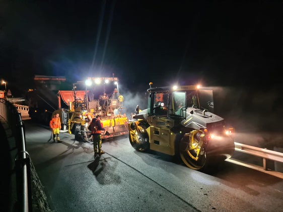 I lëures per asfalté la streda de Gherdëina nchin sun Jëuf de Frea scumëncia ai 5 de mei: la finamira ie de garantì la majera segurëza y la funziunalità plëina (Foto: Servisc provinziel per la Stredes)