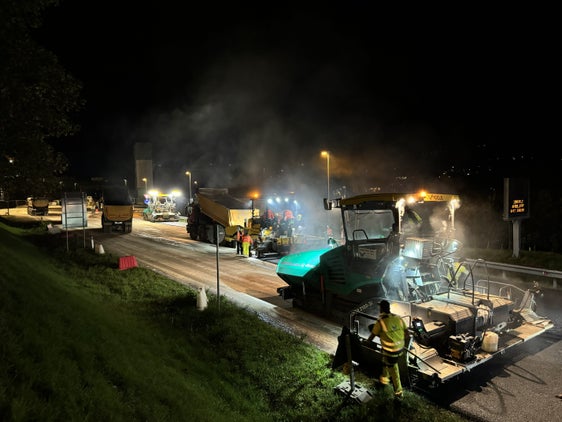 Im Bild: Eine der Asphaltierungsarbeiten, die in den vergangenen Jahren nachts durchgeführt wurden. (Foto: LPA/Ressort Infrastrukturen und Mobilität)