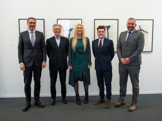 Il presidente Kompatscher (sin.) con i nuovi membri dell'Agenzia per le relazioni sindacali (da sin.) Hermann Troger (presidente), Brunhild Pircher e Domenico Laratta ed il direttore generale della Provincia, Alexander Steiner (Foto: ASP/Fabio Brucculeri)