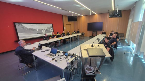 Nell’aula della Protezione civile, Paolo Berenzi, coordinatore della Centrale unifica di emergenza 112 e della Centrale provinciale di emergenza, ha tenuto una conferenza sul proprio settore di competenza. (Foto: USP/Agenzia per la Protezione civile)
