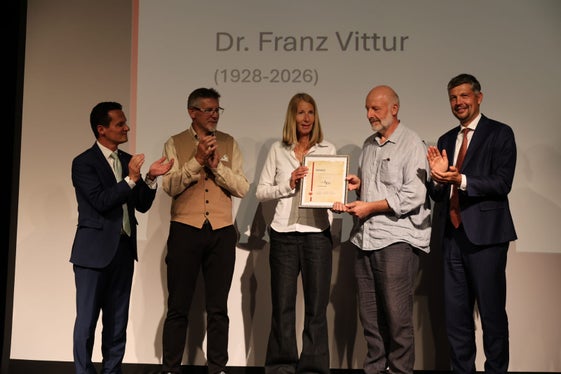A Franz Vittur, il primo intendente scolastico ladino, scomparso lo scorso giugno, è stato conferito postumo il “Merit Ladin”. (Foto: USP/Ingo Dejaco)
