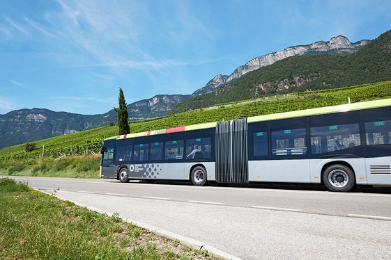 Precedenza ai mezzi pubblici: Dal 22 novembre lungo il tracciato del Metrobus a Caldaro e Appiano entreranno definitivamente in funzione i semafori. (Foto: ASP)