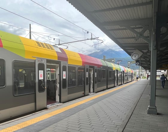 I passajiers y les passajieres che rovará tles staziuns de Bornech, Bornech nord, San Laurënz, Pruca y Tlüses aldiará les incündes de architada nia ma por talian y todësch, mo ince por ladin. (Foto: ASP/andreas Daum)