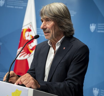 In Bozen zeige sich, dass eine dauerhafte 24-Stunden-Basisversorgung die Notaufnahme deutlich entlasten könne. Dieses Modell solle künftig mit Ambulatorien in den neuen Gemeinschaftshäusern umgesetzt werden, als schnelle Anlaufstelle für dringliche, aber nicht lebensbedrohliche Fälle, sagt Gesundheitslandesrat Hubert Messner. (Foto: LPA/Fabio Brucculeri)