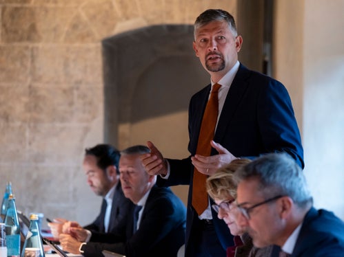  „Der zweigleisige Ausbau der Strecke Bozen–Meran ist unerlässlich, um den Bahnverkehr pünktlicher und zuverlässiger zu machen. Heute müssen Züge aus Meran oft warten, bevor sie in Bozen einfahren können, da den Zügen auf der Brenner-Achse Vorrang eingeräumt wird. Dies führt zu Verspätungen, die sich auf die gesamte Strecke auswirken“, erklärte Mobilitätslandesrat Daniel Alfreider (stehend) bei der Sondersitzung mit den Bürgermeistern.  Im Bild (von rechts) mit Landeshauptmann Arno Kompatscher, Landesrätin Rosmarie Pamer sowie den Landesräten Peter Brunner und Philipp Achammer. (Foto: LPA/Fabio Brucculeri)