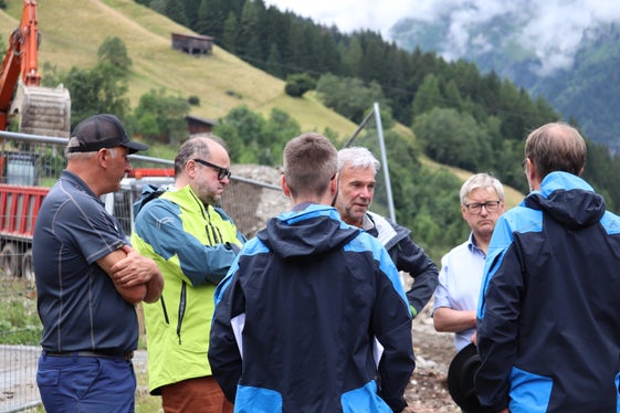 Baustellenbesichtigung Toffringbach Gemeinde Brenner: (v.l.) Vorarbeiter Roland Langgartner, Bürgermeister Gemeinde Brenner Martin Alber, Bevölkerungsschutzlandesrat Arnold Schuler, Vizebürgermeister Robert Holzer (Foto: LPA/Maja Clara)