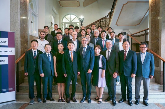 Tutti i circa 40 membri della delegazione di Gangwon si sono riuniti in un incontro informale con il presidente della Provincia Kompatscher (quinto da sinistra in prima fila) e il presidente del Consiglio provinciale Arnold Schuler (settimo da sinistra) nel cortile interno di Palazzo Widmann. (Foto: USP/Greta Stuefer)