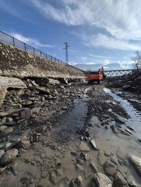 I Bacini montani stanno lavorando al ripristino del muro danneggiato sulla riva orografica sinistra dell’Adige, sotto la pista ciclabile all’uscita MeBo di Lagundo, poco prima del birrificio Forst. (Foto: USP/Ufficio Sistemazione bacini montani sud dell’Agenzia per la Protezione civile)