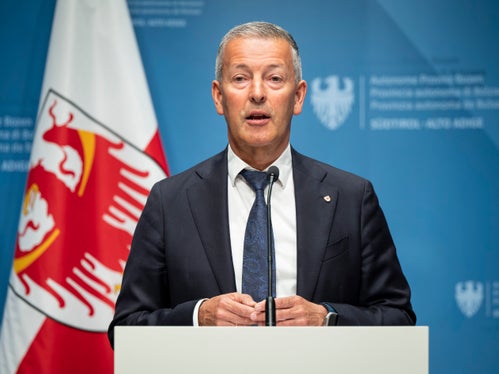 Der Landesrat für Umwelt-, Natur- und Klimaschutz Peter Brunner unterstrich bei der Pressekonferenz zum GEOPARC Bletterbach am 26. Mai im Landhaus 1 in Bozen: Neben seiner wissenschaftlichen Bedeutung als natürliches Freiluftlabor schafft der GEOPARC Bletterbach einen spürbaren Mehrwert für die Region und stärkt die lokale Entwicklung. (Foto: LPA/Fabio Brucculeri)