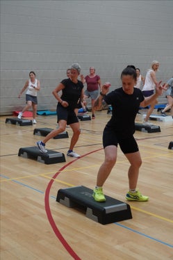 Fortbilden können sich die Teilnehmerinnen und Teilnehmer des Sportforums auch in der Sportart Step Aerobic. (Foto: LPA/Pädagogische Abteilung der Deutschen Bildungsdirektion/Sportoberschule Mals)