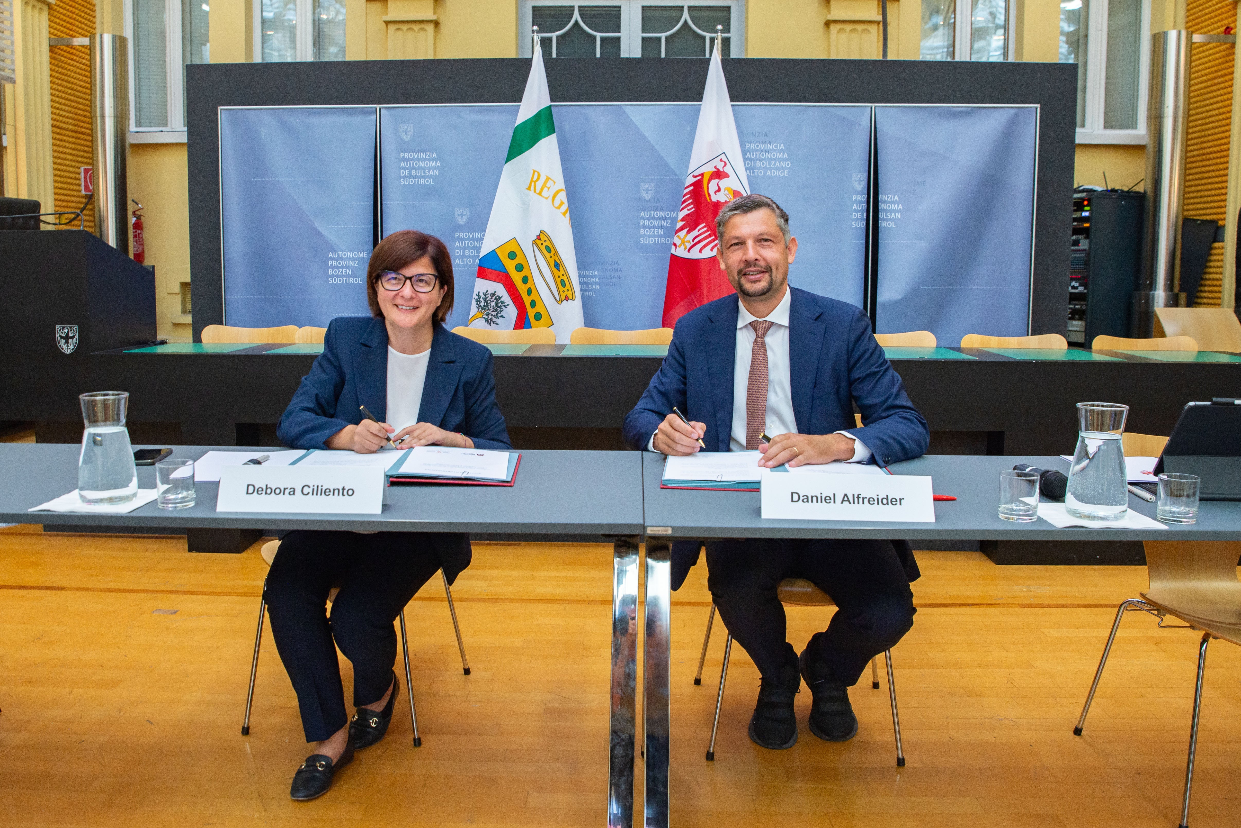 Regionalassessorin Debora Ciliento und Landesrat Daniel Alfreider unterzeichneten die Programmvereinbarung zwischen dem Land Südtirol  und der Region Apulien zur nachhaltigen öffentlichen Mobilität. (Foto: LPA/Greta Stuefer)