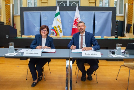 Regionalassessorin Debora Ciliento und Landesrat Daniel Alfreider unterzeichneten die Programmvereinbarung zwischen dem Land Südtirol  und der Region Apulien zur nachhaltigen öffentlichen Mobilität. (Foto: LPA/Greta Stuefer)