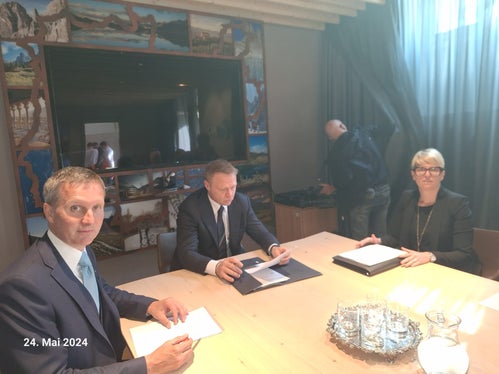 L'agricoltura montana, il benessere degli animali, l'assicurazione del raccolto e la gestione delle acque sono i temi trattati dall'assessore Walcher, l'assessora Zanotelli e il ministro Lollobrigida. (Foto: ASP)