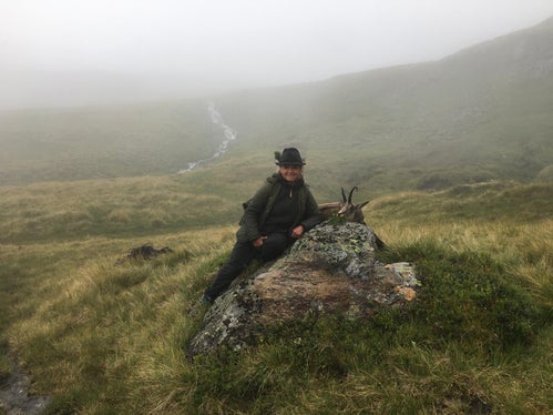Bergjagd: An den verwaschenen Zügeln ist das hohe Alter des erlegten Gamsbocks im Hochgebirge erkennbar, Erlegerbruch auf der rechten Hutseite, letzter Bissen im Äser des alten Gamsbocks, beschreibt Nora Pardatscher (im Bild), Jägerin seit 15 Jahren, das Foto in der Fachsprache. (Foto: LPA/Nora Pardatscher)