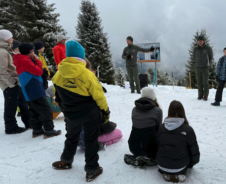 Wichtiges über den Wald im Winter brachten die Förster des Forstinspektorates Brixen den Schülerinnen und Schülern auf der Plose näher. (Foto: LPA/Forstinspektorat Brixen)