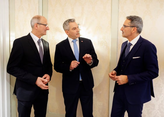 Den Besuch des Neujahrskonzertes in Wien hat Landeshauptmann Arno Kompatscher mit einem politischen Austausch mit Bundeskanzler Karl Nehammer verbunden. (Foto: Bundeskanzleramt)