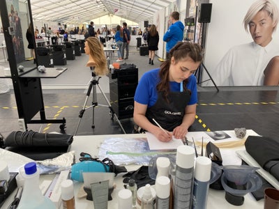 Friseurin im Einsatz bei den EuroSkills in Graz 2021 (Foto: LVH/Worldskills Italy)