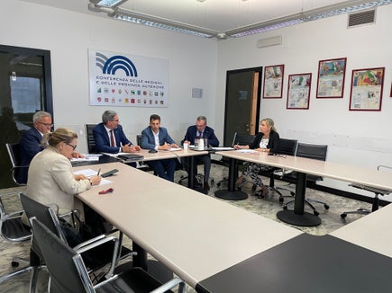 Die Regionen des Alpenbogens fordern von Staat und EU die Möglichkeit der Großraubwild-Regulierung: (in Präsenz v.l.) die Leiterin des Außenamtes des Landes Südtirol in Rom, Katharina Tasser, Generalsekretär des Landes Eros Magnago, Landeshauptmann Arno Kompatscher, Assessor für Jagd und Fischerei der Region Veneto, Cristiano Corazzari, sowie Mitarbeitende der Region Veneto, Andrea Comacchio (Direktor Ressort Landwirtschaft) und der Regionenkonferenz, Giulia Pavese. (Foto: Regionenkonferenz)