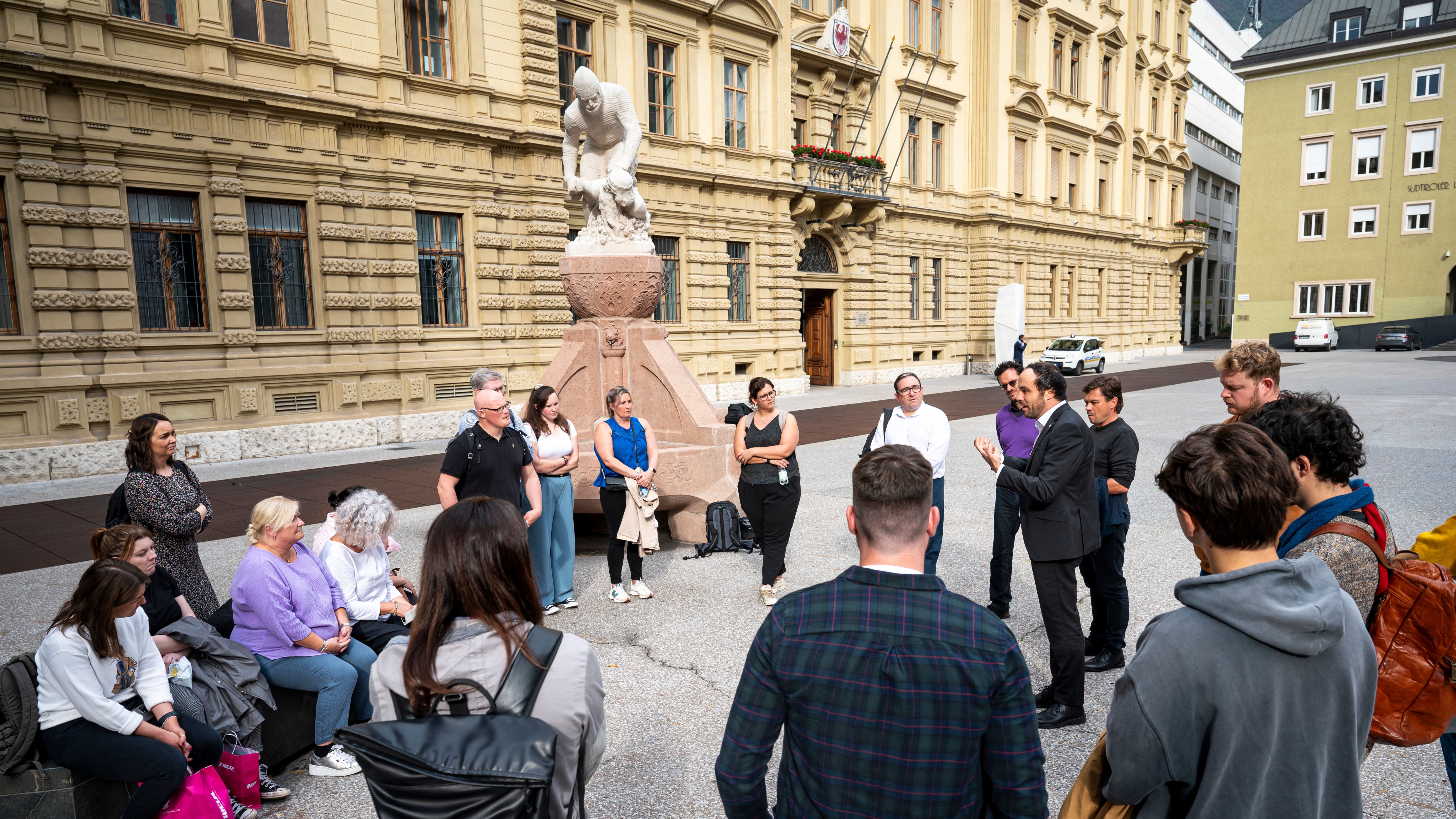 Zusammenarbeit und Vernetzung sind die Grundpfeiler für ein friedliches Miteinander: Landesrat Philipp Achammer bei der Begegnung mit der Delegation der in der Jugendarbeit Tätigen aus Nordirland. (Foto: LPA/Fabio Brucculeri)