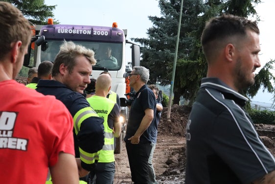 A seguito di una frana nel rio Weissplatter a Merano-Labers, verificatasi domenica 28 giugno, l’assessore provinciale alla Protezione civile e presidente della Provincia Arno Kompatscher (al centro della foto, scattata a Merano) si è recato sul posto il 29 giugno per valutare l’entità dei danni a Merano e Avelengo, assieme alle rispettive sindache Katharina Zeller e Sonja Anna Plank. (Foto: USP/Maja Clara)