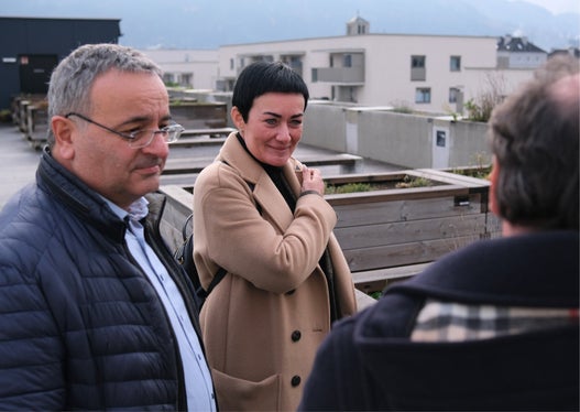 Landesrätin Mair und Ressortdirektor Critelli konnten sich in der alten Südtiroler Siedlung in Pradl-Ost ein Bild von einem neugestalteten Wohnkomplex der Neuen Heimat Tirol machen. (Foto: LPA/Neue Heimat Tirol)