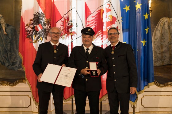 Premiato con la medaglia di salvataggio dai presidenti provinciali Anton Mattle (a sinistra) e Arno Kompatscher (a destra): Christian Pinggera (al centro) di Lagundo. (Foto: Land Tirol/Sedlak)