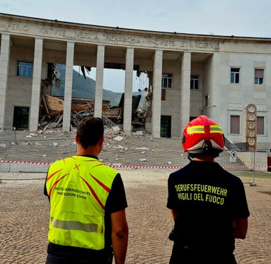 Die Decken werden genau überprüft, um das darunterliegende Archiv zu schützen. Gleichzeitig wird alles unternommen, um die Fassade zu sichern. (Foto: LPA/Agentur für Bevölkerungsschutz)