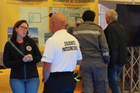 Susanne Rizzolli vom Landeswarnzentrum in der Agentur für Bevölkerungsschutz erteilte beim Hochwassertag in Neumarkt am Samstag, 11. Oktober, Auskünfte über den Zivilschutzbrowser. (Foto: LPA/Maja Clara)