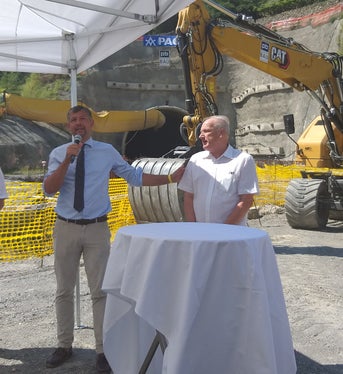 Qui stiamo creando più qualità della vita, hanno concordato l'assessore provinciale Alfreider e il sindaco Tappeiner durante il sopralluogo al cantiere della circonvallazione di Castelbello. (Foto: ASP/Angelika Schrott)