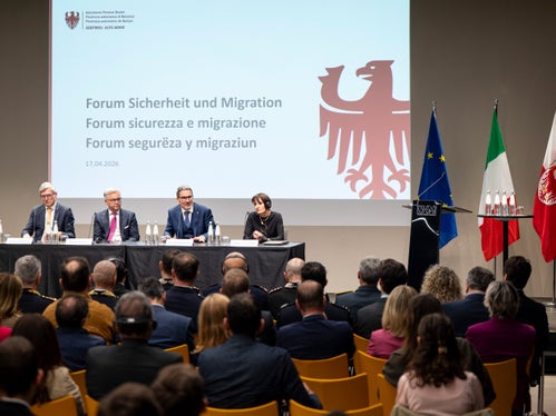 Im Bild von links: Der EU-Abgeordnete Herbert Dorfmann, EU-Kommissar Magnus Brunner, Landeshauptmann Arno Kompatscher und Regierungskommissarin Maddalena Travaglini. (Foto: LPA/Fabio Brucculeri)