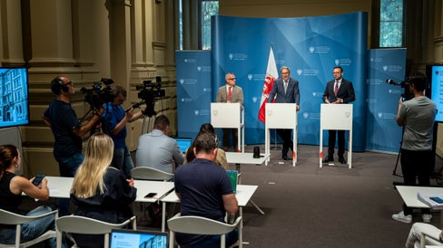 Landesrat Bianchi, Landeshauptmann Kompatscher und Landesrat Galateo gingen im Anschluss an die Sitzung der Landesregierung am 28. August auf die Konzessionsvergabe der Stahlwerke Bozen ein. (Foto: LPA/Fabio Brucculeri)