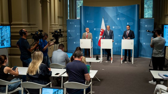 Landesrat Bianchi, Landeshauptmann Kompatscher und Landesrat Galateo gingen im Anschluss an die Sitzung der Landesregierung am 28. August auf die Konzessionsvergabe der Stahlwerke Bozen ein. (Foto: LPA/Fabio Brucculeri)
