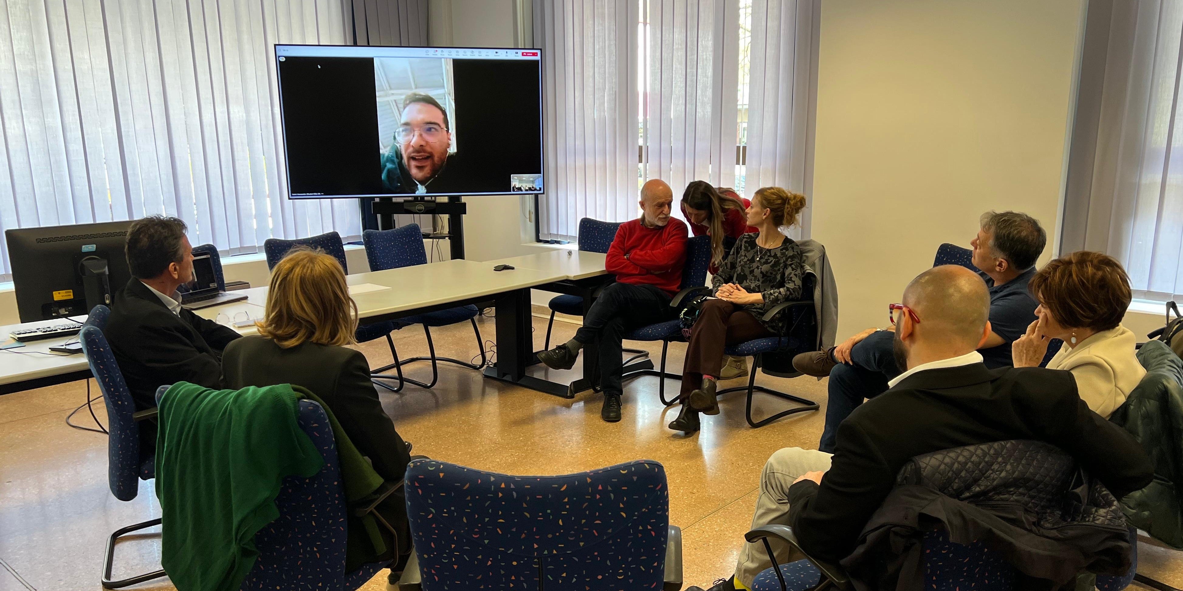 La LUB ha intrapreso un percorso di ricerca-formazione sull'Imaginative Education coinvolgendo dodici insegnanti provenienti da diverse scuole della provincia di Bolzano. Nella foto un momento di confronto nella sede della Sovrintendenza scolastica in lingua italiana. (Foto: USP)