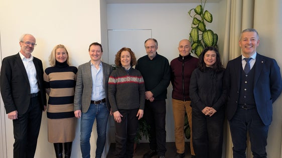 Der Landesbeirat für Baukultur und Landschaft 2026-28 hat seine Arbeit aufgenommen: im Bild (von rechts) Landesrat Peter Brunner mit den Beiratsmitgliedern Carla Lo, Conradin Clavout und Ramun Capaul sowie mit Martina Pecher vom Landesamt für Landschafts- und Gemeindeplanung, Ressortdirektor Alexander Gruber, Carlotta Polo, Direktorin des Landesamtes für Landschafts- und Gemeindeplanung, und Florian Zerzer, Direktor der Landesabteilung Natur, Landschaft und Raumentwicklung. (Foto: LPA/Vera Brunetti)