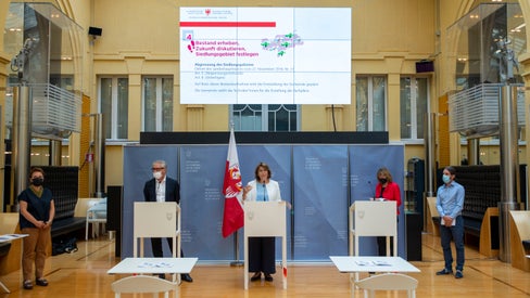 Pressekonferenz zum Gemeindeentwicklungsprogramm mit (v.l.) Moderatorin Marcella Morandini, Schatzer, LRin Hochgruber Kuenzer, Wittig, Grund. (Foto: LPA/Fabio Brucculeri)