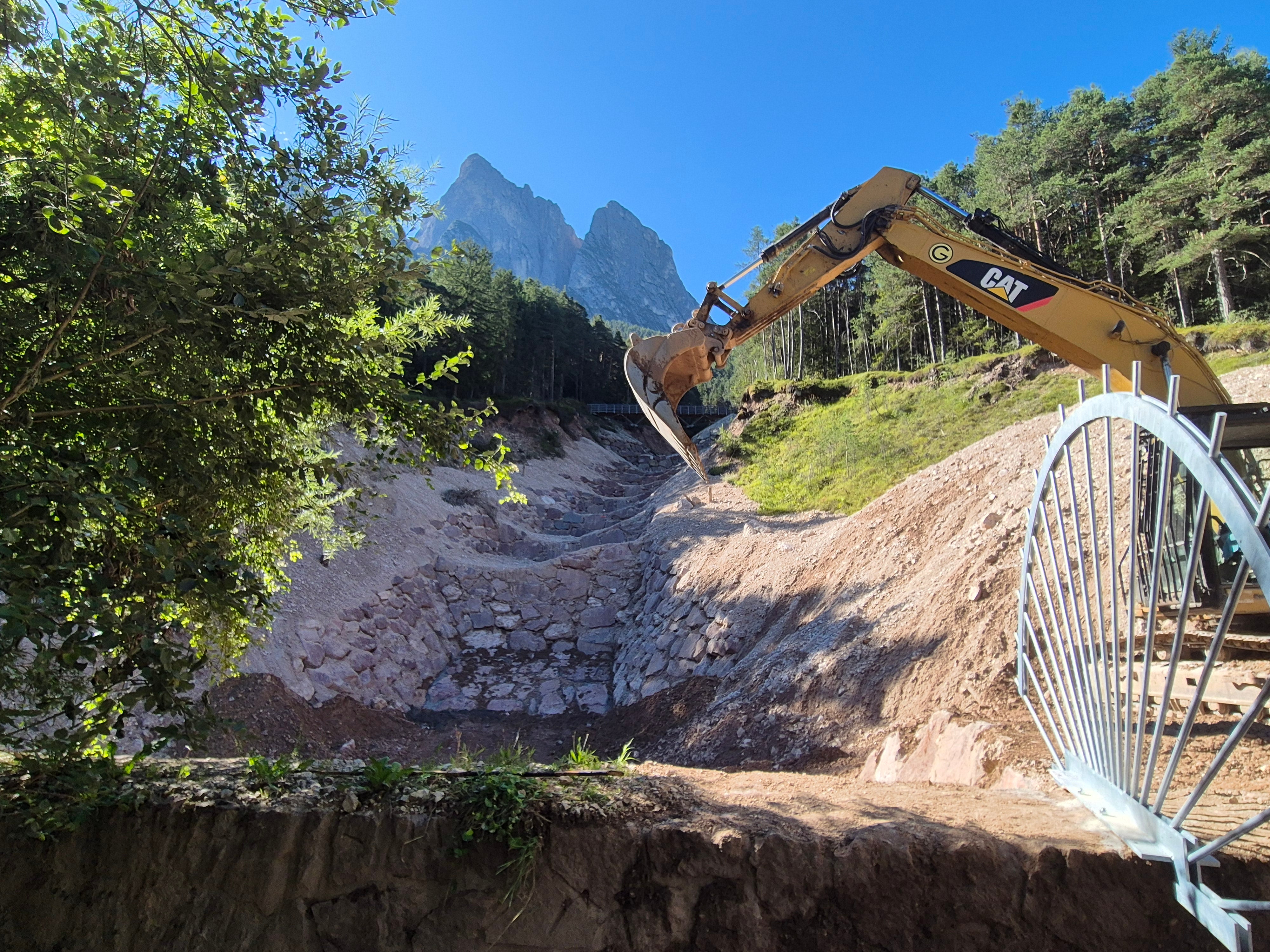 All'inizio dell'estate, gli operai hanno avviato i lavori per la costruzione di sette barriere in pietra ciclopica lungo il rio Wergesser, nel Comune di Castelrotto: gli interventi, ora, sono stati ultimati. (Foto: USP/Ufficio Sistemazione bacini montani sud/Hansjörg Prugg)