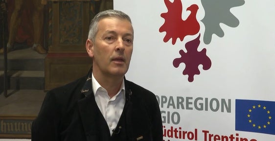 Das Projekt ist eine Chance, Brücken innerhalb der Euregio zu bauen - die Bürgerinnen und Bürger von Brixen werden zusammen mit denen von Hall und Arco den ersten 'BürgerInnenrat' der Euregio bilden, sagt der Brixner Bürgermeister Brunner. (Foto: LPA/gnews)