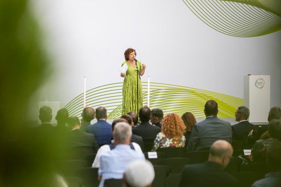 Die heutige Eröffnungsveranstaltung endete mit einem eindrücklichen Poetry Slam zur Nachhaltigkeit von Lene Morgenstern. (Foto:LPA/Tiberio Sorvillo)
