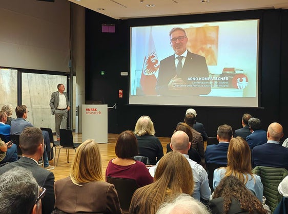 Für Landeshauptmann Arno Kompatscher, der beim jüngsten Forum Digital eine Grußbotschaft per Video übermittelte, ist die Digitalisierung eine große Chance, jedoch auch mit Risiken verbunden, die genau zu analysieren und einzugrenzen seien. (Foto: LPA/Ursula Pirchstaller)
