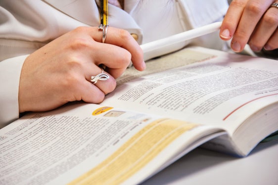 Lunedì 7 settembre le aule delle scuole altoatesine riapriranno le loro porte per l'avvio di un nuovo anno formativo. In concomitanza con questa importante giornata, il vicepresidente della Provincia e assessore all'Istruzione italiana&nbsp;Marco Galateo e il sovrintendente scolastico Vincenzo Gullotta saluteranno le famiglie e terranno un incontro con i rappresentanti dei media alle scuole Manzoni di Bolzano. (Foto: USP/Peter Daldos)