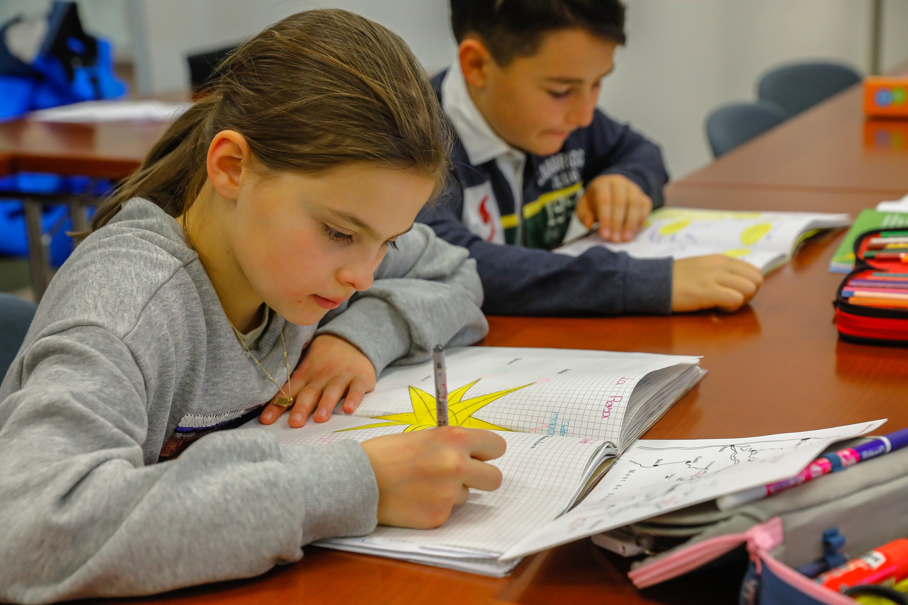 Im Schuljahr 2026/2027 läuft erneut ein berufsbegleitender lehrbefähigender Ausbildungslehrgang für Klassenlehrpersonen sowie für Zweitsprachlehrpersonen der deutschsprachigen Grundschule an. (Symbolbild: LPA/Oskar Verant)