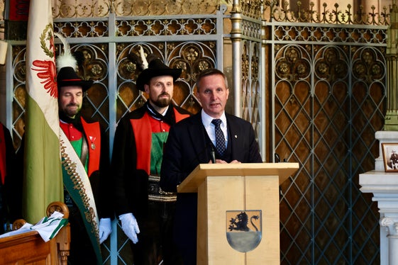 “La vita e l'opera dell'arciduca Giovanni legano ancora oggi l'Alto Adige e la Stiria. Allo stesso tempo, la sua eredità per noi – e in particolare per la politica – è chiara: le decisioni devono sempre essere orientate al bene delle persone, non per il gusto del potere, ma al servizio della comunità”: l'assessore provinciale Luis Walcher nella cappella funeraria di Scena. (Foto: USP/Dipartimento Agricoltura, Foreste e Turismo/Sabine Pitscheider)