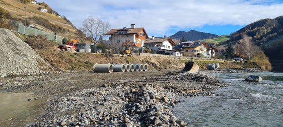 Derzeit verlegen die Bautrupps der Wildbachverbauung in Klausen Rohre für die Überquerung des Eisacks. (Foto: LPA/Landesamt für Wildbach- und Lawinenverbauung Nord)