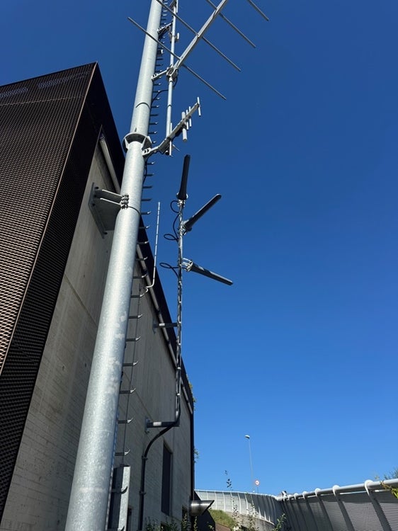 La Provincia autonoma di Bolzano ha avviato due progetti per l’installazione e l’ammodernamento dei sistemi di antenna distribuita (DAS), per la ricezione del segnale di telefonia mobile nei tunnel della rete viaria provinciale. La nuova tecnologia consentirà agli utenti della strada di contattare il numero unico d'emergenza anche in galleria e nelle tratte con il traffico più intenso. (FOTO: USP)