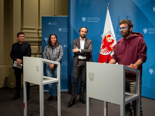 Projektleiter Florian Pallua vom Forum Prävention (ganz rechts im Bild, daneben Landesrat Achammer, die Kurtatscher Vizebürgermeisterin Stephanie Goldner und Amtsdirektor Pamer) betonte: Der Lokalpolitik sind junge Menschen wichtig und Turbo kann ein einfaches Instrument sein, Antworten zu bieten. 